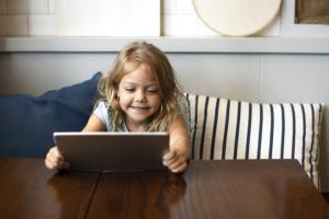 Bagaimana cara menyimpan anak dari kecanduan internet: 5 Tips untuk orang tua