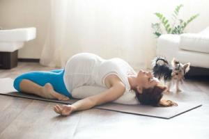 Cara meredakan ketegangan dari punggung bawah selama kehamilan: 5 latihan