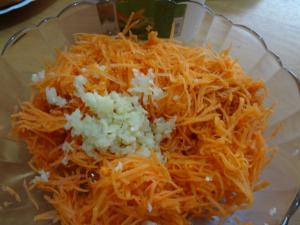 Lezat dan salad sehat dari bawang putih dan wortel