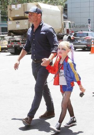 Tidak seperti orang lain: putra aktris Hollywood Naomi Watts mengenakan gaun
