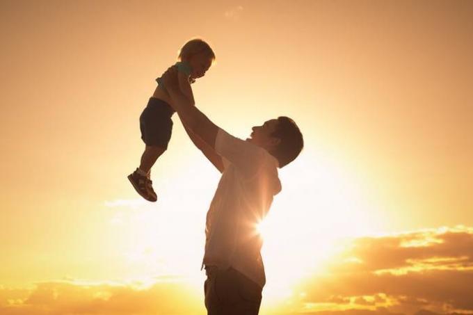 Lone ayah: 6 star ayah yang membesarkan anak-anak mereka sendiri