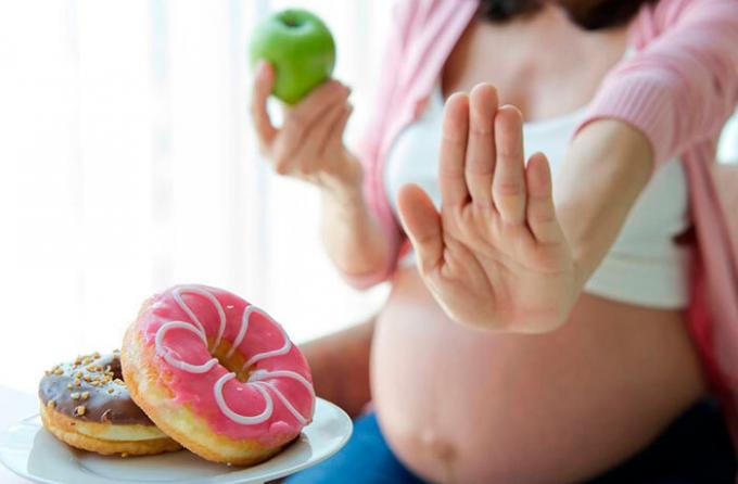 makanan cepat saji dan alkohol - tidak semua produk yang adalah untuk memberikan selama kehamilan (Sumber foto: shutterstosk.com)