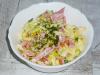 Sederhana namun lezat salad dengan kubis segar dan sosis