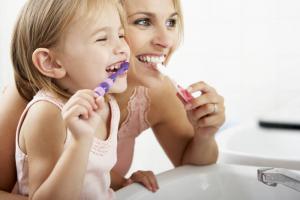 Bagaimana memilih sikat gigi dan pasta gigi untuk bayi
