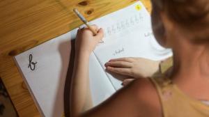 Apa yang harus dilakukan jika anak Anda menulis dengan kesalahan: 5 tips bermanfaat