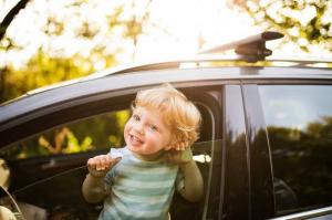Mengapa tidak bisa meninggalkan anak-anak sendirian di dalam mobil di musim panas
