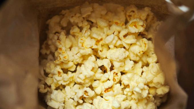 Microwave popcorn dengan mentega