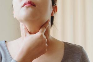 Cara memeriksa kelenjar tiroid Anda di rumah: 4 tes sederhana