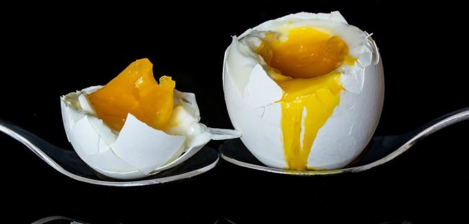 Telur rebus - telur dalam lembut direbus
