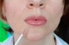 Memikat bibir tanpa injeksi: 4 penerima makeup