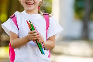 Menempatkan anak di kelas 1: 30 hal penting yang paling yang pasti perlu untuk membeli