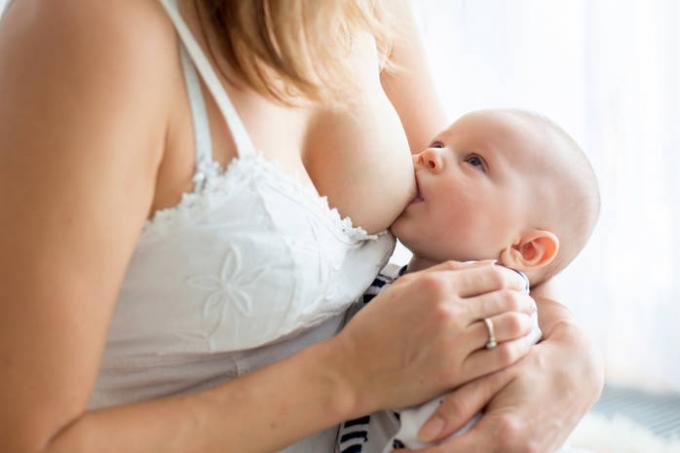 Bocor susu dari ibu menyusui: 5 solusi untuk masalah ini