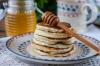 Apa yang harus dimasak untuk sarapan siswa: pancake keju cottage