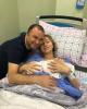 "Seluruh dunia berhenti": istri muda Viktor Pavlik melahirkan seorang putra