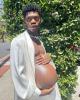 Rapper Lil Nas X mengatur pemotretan hamil