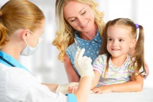 Re-vaksinasi: mengapa, dan apakah untuk divaksinasi anak-anak terganggu