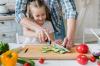 Pembantu kecil: bagaimana cara mengajar anak menggeliat sembarangan dengan pisau dapur