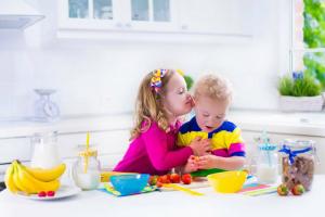 Pisang untuk anak-anak: pro dan kontra dari buah-buahan ini, bagaimana memilih, makan, dan menyimpan