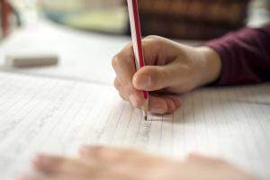Disgrafia - bukan kalimat: apa yang harus dilakukan jika seorang anak menulis dengan kesalahan?