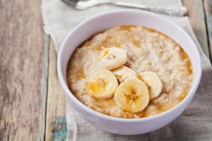 Apa yang harus memasak untuk anak sarapan: bubur jagung dengan pisang topping (resep)