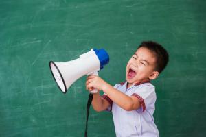 Kesalahan orang dewasa apa yang sangat mempengaruhi perkembangan bicara anak-anak prasekolah