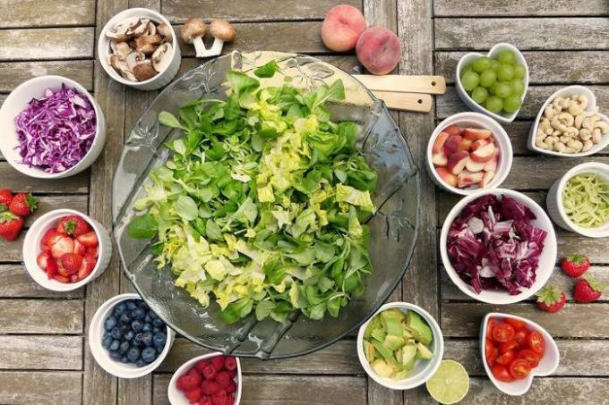 Salad vitamin dengan beri: resep langkah demi langkah