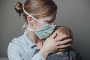 Cara bertahan hidup dari penyakit dengan menggendong bayi
