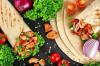 Apa yang harus dimasak untuk anak di karantina: diet shawarma