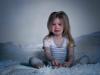 Ketakutan malam pada anak-anak: apakah mereka berbahaya dan bagaimana membantu seorang anak
