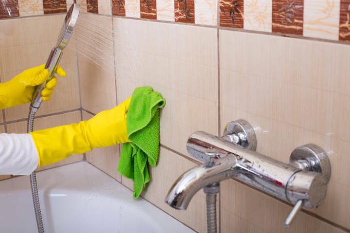 Apa yang harus dilakukan dengan kamar mandi yang kotor? Pengikis jendela, cuka, garam, dan beberapa peretasan lainnya