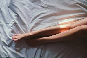 Tidur telanjang membantu untuk menurunkan berat badan dengan cepat: temuan tak terduga dari para ilmuwan