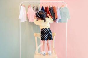 8 cara efektif untuk mengajarkan anak untuk berpakaian sendiri