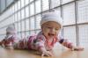 8 bulan bayi: bagaimana mengembangkan, dalam bermain itu, hari dan diet