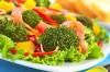 Apa yang harus dimasak untuk anak sekolah untuk makan malam: salad brokoli dengan bacon dan mangga