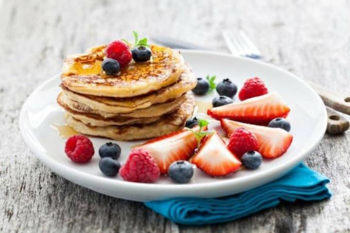 Apa yang harus dimasak untuk sarapan siswa: pancake buah