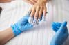 Salon karantina: cara menghilangkan cat kuku gel di rumah