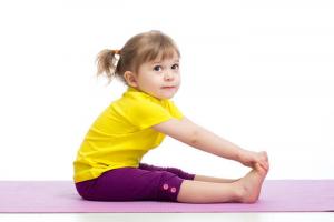 TOP-7 latihan untuk kiprah yang benar, kembali datar dan postur fleksibel pada anak
