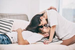 Cara merevitalisasi hubungan Anda dengan suami dengan microdating