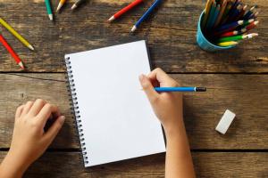 Cara mengajari anak memegang pena dengan benar: 3 pilihan mudah