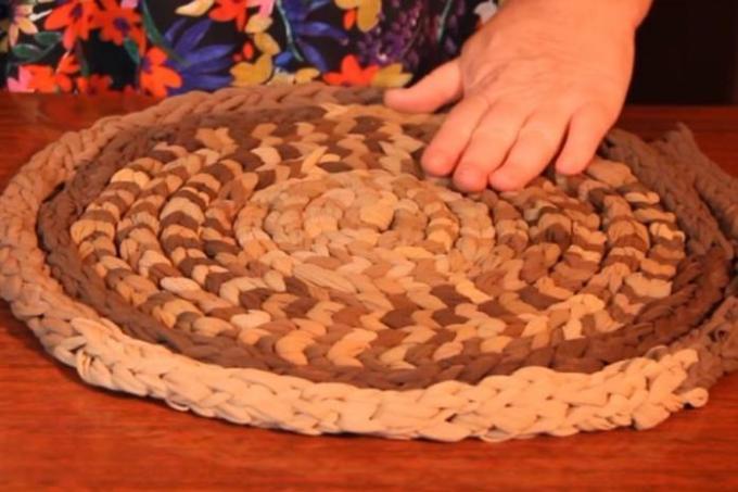 Karpet dari stoking nilon lama: kehidupan baru hal-hal lama