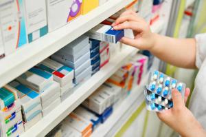 Bagaimana untuk menyimpan uang ketika berbelanja di toko obat: rekan-rekan yang lebih murah obat yang mahal