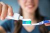 Para ahli memberikan saran tentang bagaimana memilih pasta gigi yang efektif dan aman