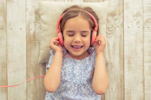 Apakah mendengarkan musik menggunakan headphone berbahaya?