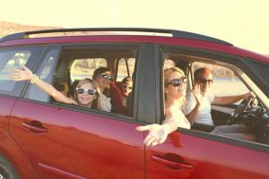 Bepergian dengan anak-anak dengan mobil: apa yang perlu Anda bawa di jalan