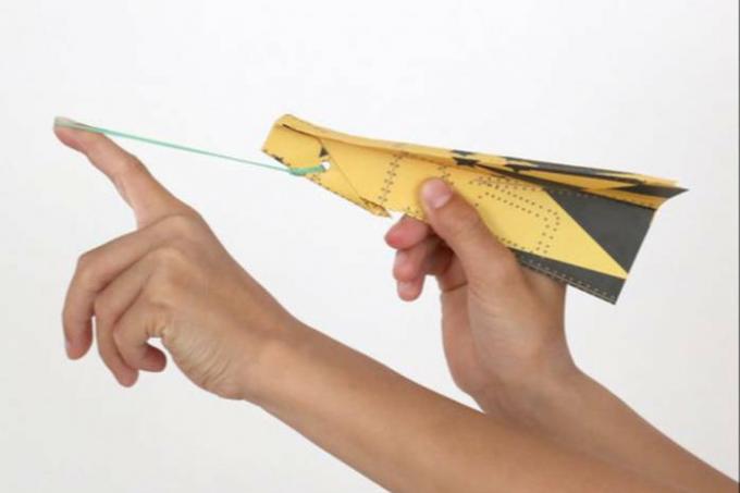 Cara cepat membuat pesawat kertas: petunjuk langkah demi langkah