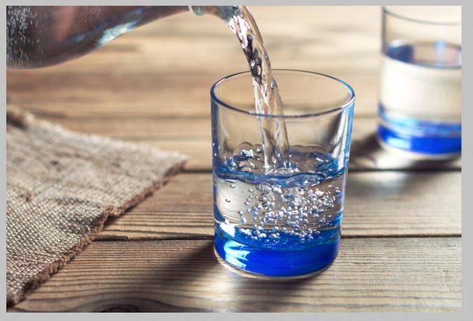 Banyak dokter mengatakan bahwa dalam hari Anda harus minum 1,5 liter air. Namun, setiap orang berbeda. Hal ini tergantung pada berat badan, aktivitas fisik siang hari, suhu lingkungan dan faktor lainnya. Mencoba sendiri untuk merasakan tubuh Anda, mencegah haus dan dehidrasi.