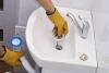 3 cara untuk membersihkan penyumbatan di wastafel dan wastafel kamar mandi