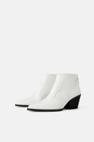 sepatu keren dalam gaya koboi dengan efek kulit buaya dapat dibeli di Zara, harga 7999 rubel. Mereka dapat dikenakan dengan gaun, celana bergaya dengan cetak macan tutul