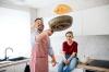 Shrovetide 2021: pancake dalam makanan anak-anak, dari usia berapa memberi, cara memasak